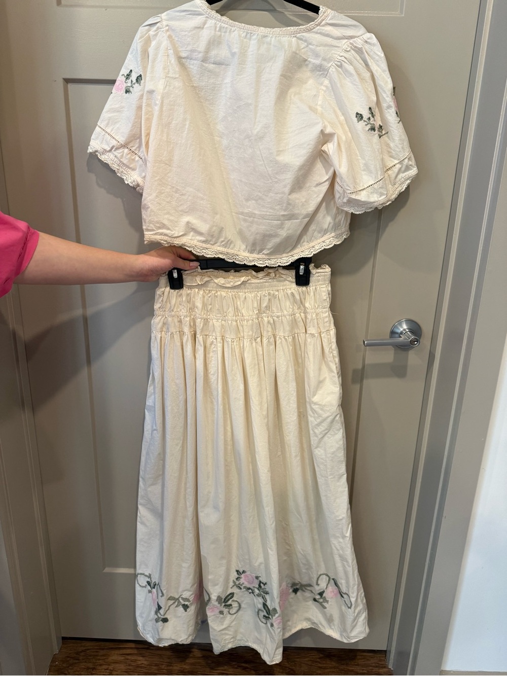 Sofie the Label Embroidered Set - Picture 5 of 8